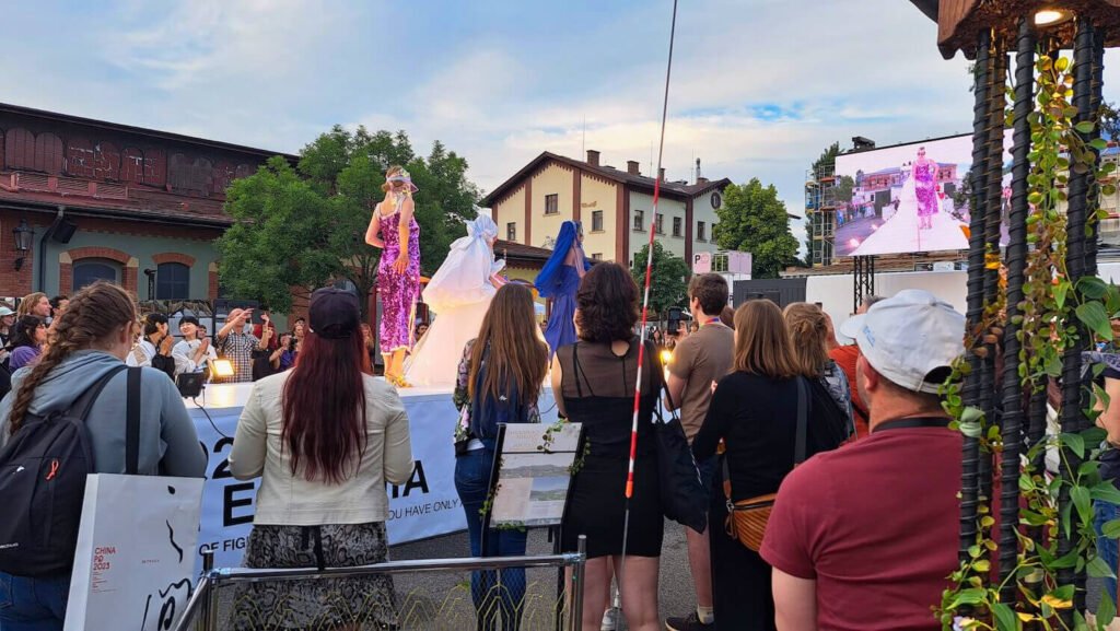 學生展區域的服裝走秀活動,讓參與團隊得以展示自己設計的衣服。