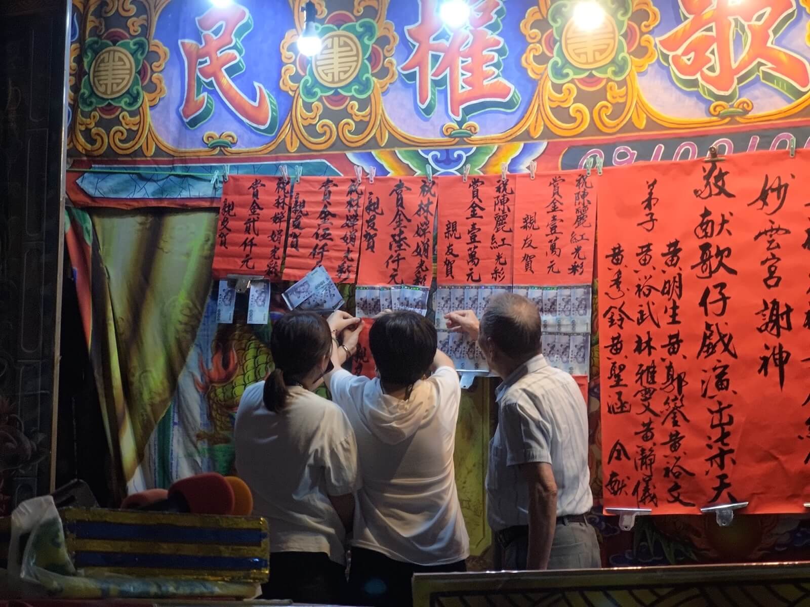 開演前貼紅紙，照片拍攝、提供：林庭儀